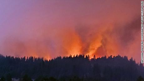 More ready to evacuate in Oregon as massive Bootleg Fire passes 300,000 hektaar