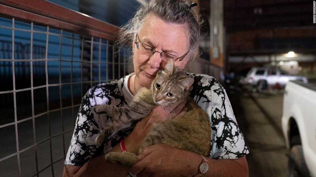Evacuee Dee McCarley hugs her cat Bunny at a Red Cross center in Klamath Falls, 俄勒冈州, 在七月 14.