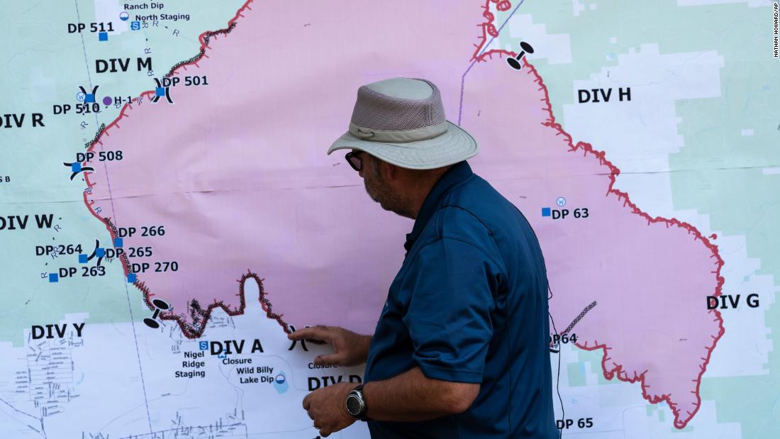 El jefe de la Sección de Operaciones, Bert Thayer, examina un mapa del incendio pirata en Chiloquín, Oregón, en julio 13.
