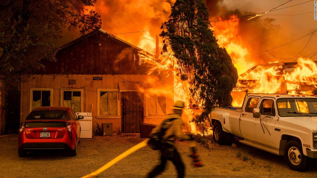 El fuego consume un hogar como el fuego de azúcar, parte del incendio del complejo Beckwourth, lágrimas a través de Doyle, California, en julio 10. Eso&#39;es el &lt;a href =&quot;https://www.cnn.com/2021/07/14/weather/california-doyle-second-wildfire-in-a-year/index.html&quot; objetivo =&quot;_blanco&cotizaciónquot;&gt;segunda vez en menos de es año&lt;/a&gt; que la pequeña ciudad ha sido devastada por un incendio forestal.