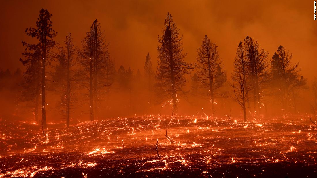 Embers blow across a field as the Sugar Fire burns in Doyle, Kalifornië, op Julie 9.