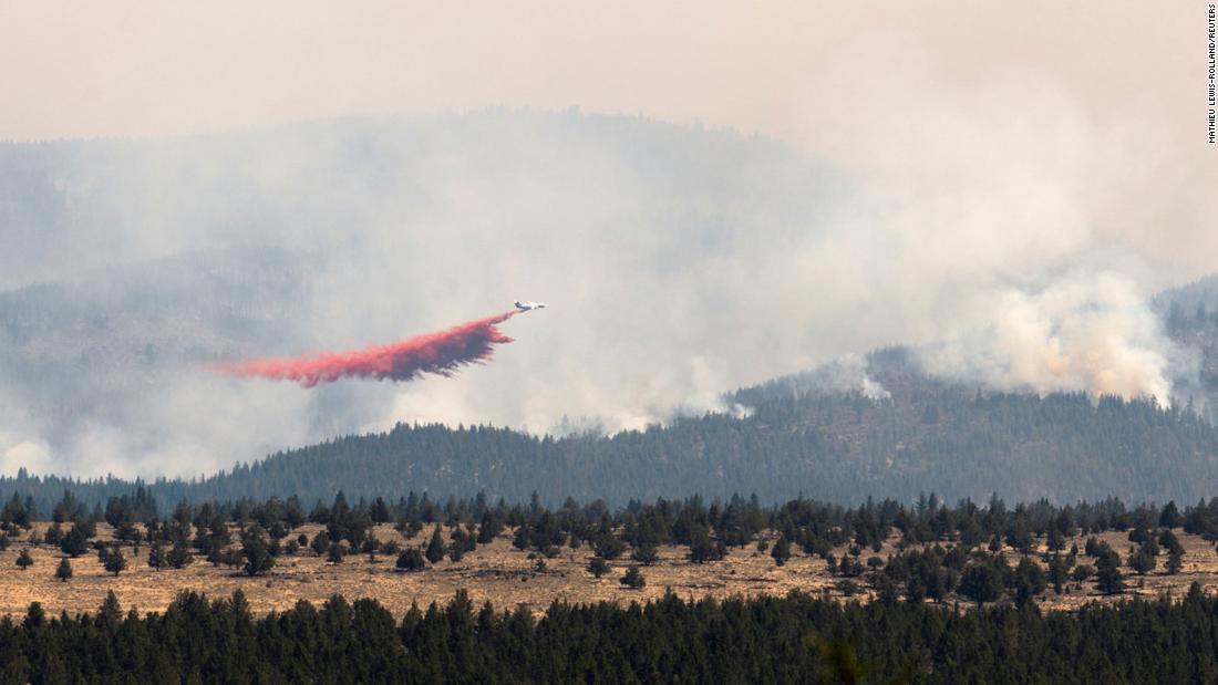 A firefighting aircraft drops flame retardant on the Bootleg Fire in Bly, Oregon, op Julie 15.