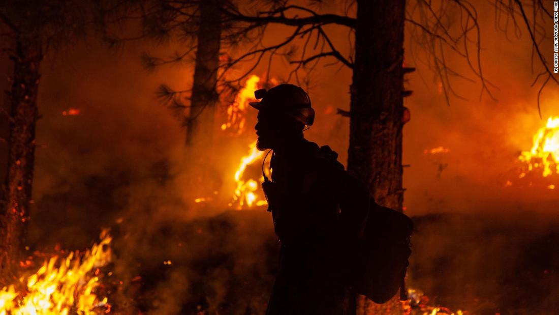 A firefighter battles the Bootleg Fire in the Fremont-Winema National Forest, along the Oregon and California border, 在七月 15.