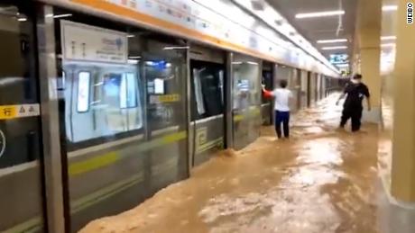 Uma estação de metrô inundada em Zhengzhou, China, em 21 de julho.
