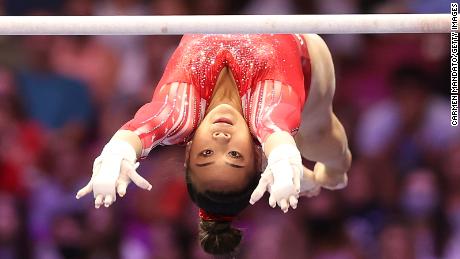     Suni Lee compete em bastões desiguais na competição feminina dos US Gymnastics Olympic Trials 2021 no America's Center em 27 de junho de 2021.