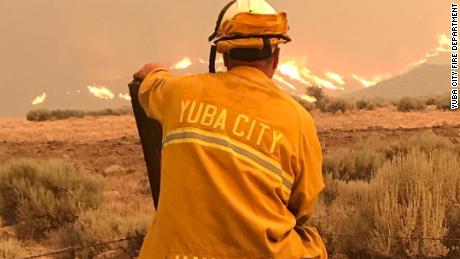 À medida que os incêndios aumentam, os bombeiros estão na vanguarda das mudanças climáticas