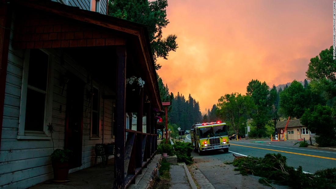 Los bomberos trabajan para proteger Markleeville, California, desde el Tamarack Fire en julio 17. El incendio de Tamarack se inició con un rayo. 