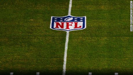 A NFL diz que surtos de coronavírus entre jogadores não vacinados podem levar a perdedores nesta temporada