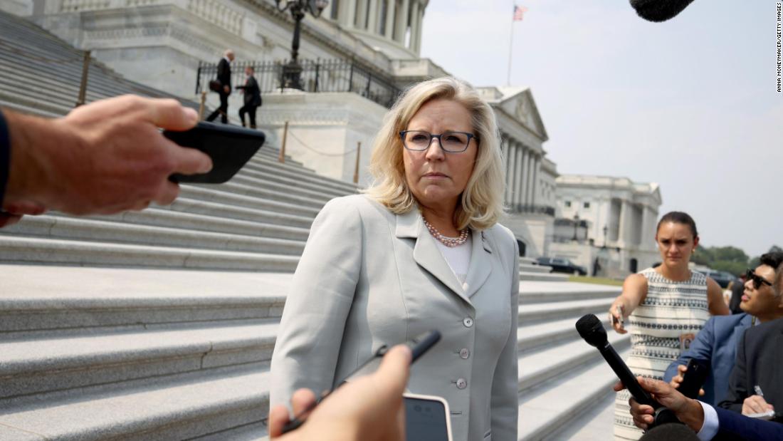 Cheney speaks to reporters outside the US Capitol in July 2021. &lt;a href =&quot;https://www.cnn.com/videos/politics/2021/07/21/liz-cheney-kevin-mccarthy-capitol-riot-committee-vpx.cnn&quot; teiken =&quot;_ leeg&ampkwotasiet;&gt;Cheney blasted House Minority Leader Kevin McCarthy&#39;s decisioltamp;lt;/a&gt; to pull all Republicans from the select committee investigating the January 6 aanval op die Capitol.
