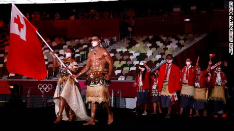 Pita Taufatofua está distribuindo a Equipe Tonga na cerimônia de abertura.