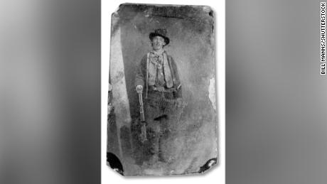Billy the Kid, ここに描かれています, was born on September 17, 1859 and died on July 14, 1881.