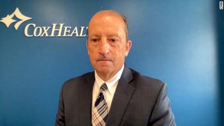O diretor de saúde do Missouri, que tenta chegar aos não vacinados, diz que pessoas morrem desnecessariamente