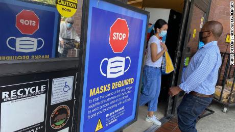 Pessoas fazem compras em uma mercearia com uso de máscara em Los Angeles em 23 de julho de 2021.
