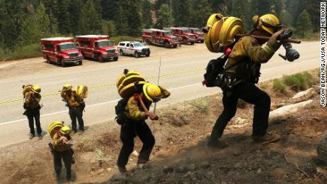 A equipe do Cal Fire está trabalhando para impedir que Tamarack Fire atravesse a Rodovia 88 a oeste de Woodfords em Alpine County, Califórnia, em 23 de julho de 2021.