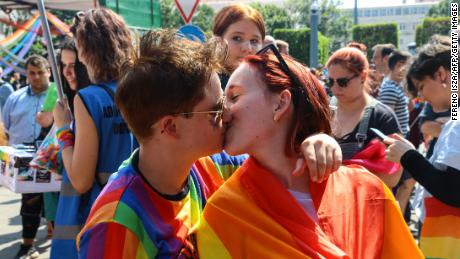 Ativistas LGBTQ se beijam na festa do Orgulho LGBT em Budapeste em 24 de julho.
