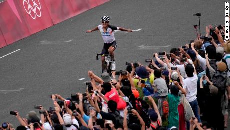 Richard Carapaz, do Equador, comemora a vitória na corrida de ciclismo masculino nos Jogos Olímpicos de Tóquio em 2020.