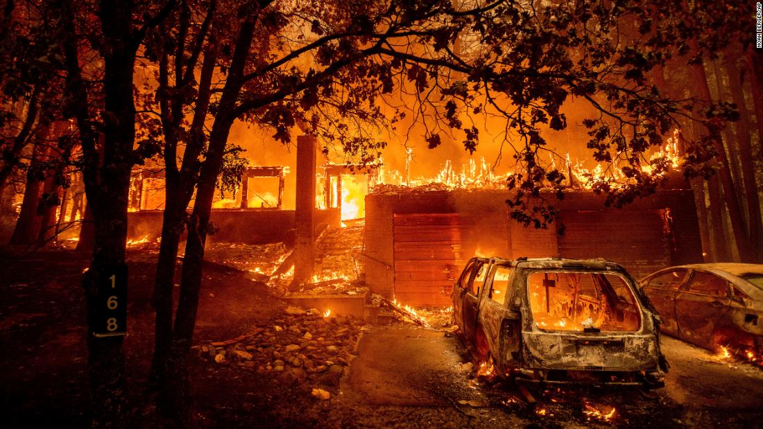 Flames consume a home as the Dixie Fire tears through the Indian Falls community of Plumas County, 加利福尼亚州, 在七月 24.