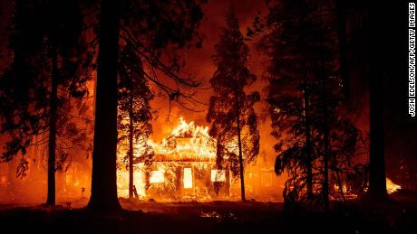 A casa arde quando o incêndio de Dixie atinge o bairro de Indian Falls em Plumas County, Califórnia, no sábado, 24 de julho de 2021.