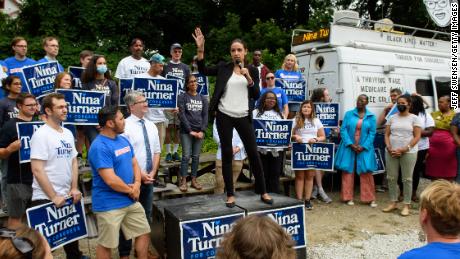 Rep.  Alexandria Ocasio-Cortez (D-NY) fala em um comício eleitoral em nome da candidata ao Congresso de Ohio, Nina Turner, em 24 de julho de 2021 em Cleveland, Ohio. 
