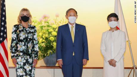 Biden encontra o primeiro-ministro do Japão, Yoshihide Suga, e sua esposa Mariko.