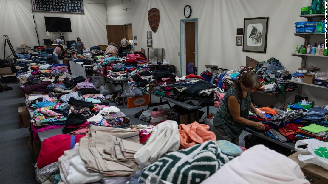 Los voluntarios clasifican la ropa en un refugio de donación para los afectados por el incendio de contrabando en Bly, Oregón.