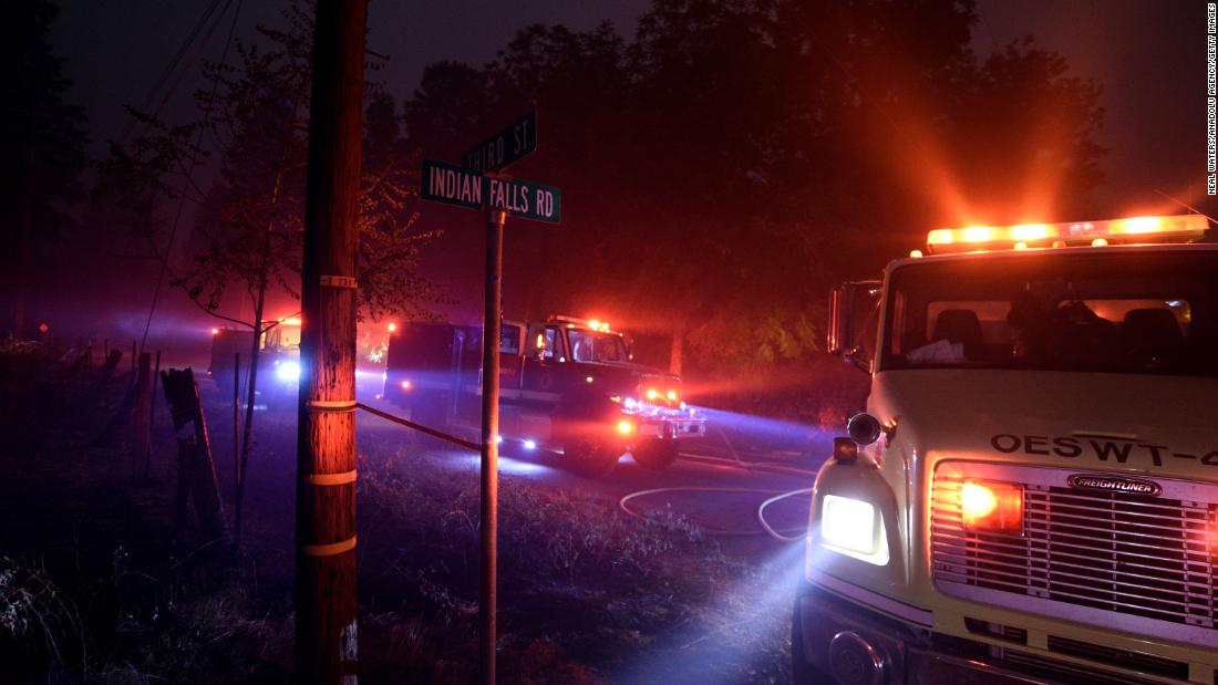 Firefighters try to reach a fire site in Quincy, Kalifornië, op Julie 25.