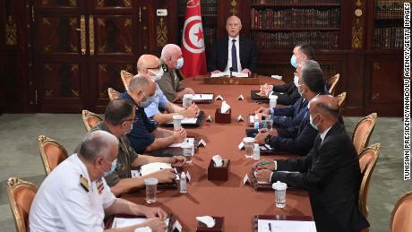 Democracia tunisiana em crise após a derrubada do governo pelo presidente