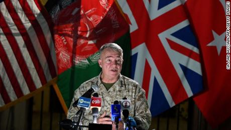 O general dos EUA promete continuar os ataques aéreos em apoio às forças afegãs que lutam contra o Taleban