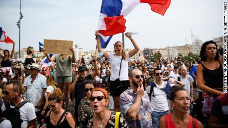 Os residentes de Marselha protestam no sábado contra as ordens de vacinação.