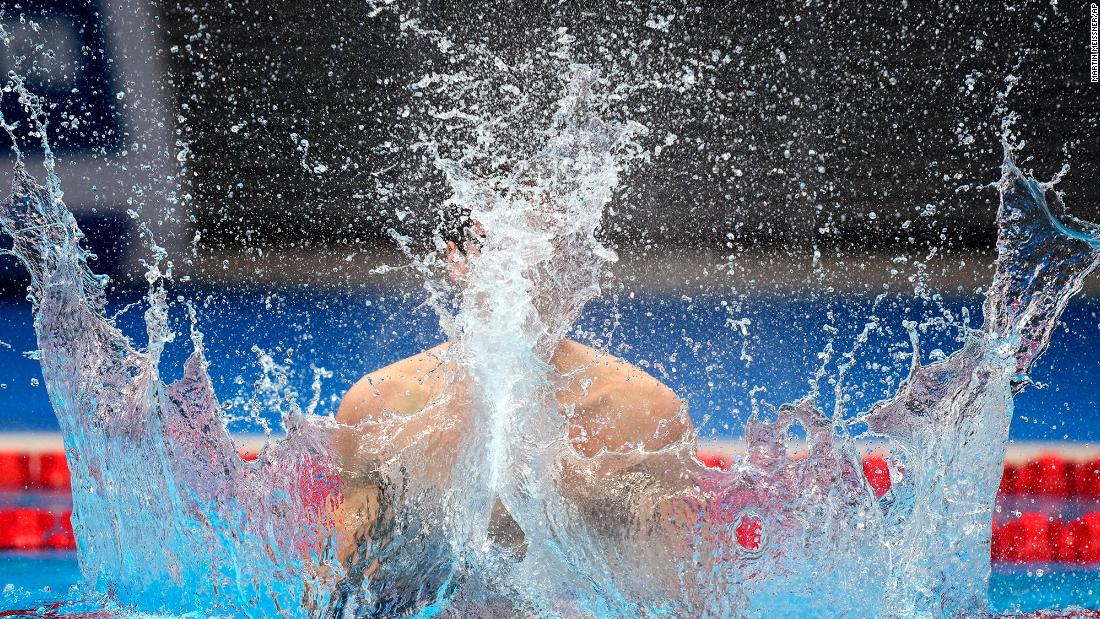 Russian swimmer Evgeny Rylov celebrates after &lt;a href=&quot;https://www.cnn.com/world/live-news/tokyo-2020-olympics-07-26-21-spt/h_ca80c586169141bbb5c36a560e96b1cf&quot; target=&quot;_blank&quot;&gt;winning the 100-meter backstroke&lt;/a&gt; on July 27. His countryman Kliment Kolesnikov won the silver.