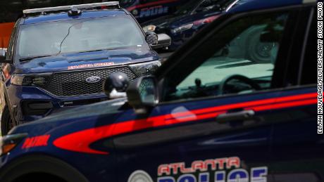 Policial e sargento de Atlanta retirados do serviço após vídeo mostrando mulher chutando na cabeça