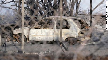 Um carro queimado na Sardenha.  O governo da ilha declarou estado de emergência no fim de semana.