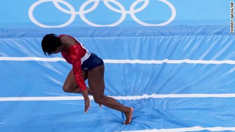 Biles tropeça, aterrissando na terça-feira durante a final de ginástica rítmica feminina nos Jogos Olímpicos de Verão de 2020