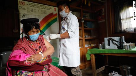 Um residente do vilarejo de Sakteng, no distrito de Trashigang, no Extremo Oriente, recebe uma segunda dose da vacina Covid-19 em um centro de saúde municipal. 