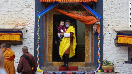 Majestade Jigme Khesar Namgyel Wangchuck no Mongar Dzong em 15 de abril.
