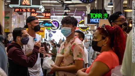 Os visitantes do Grand Central Market estão, em sua maioria, mascarados na terça-feira, em Los Angeles, Califórnia.