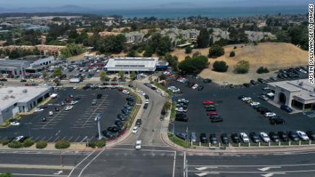 Muitas concessionárias de automóveis na Califórnia estão quase vazias. 