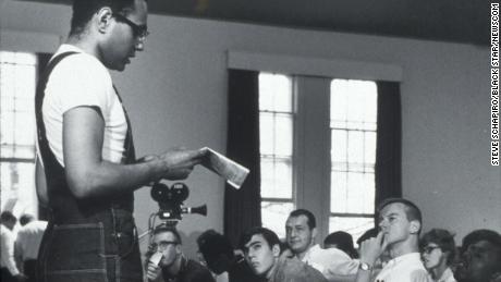Bob Moses em 1964, falando a ativistas dos direitos civis durante o treinamento para o Projeto Mississippi, tentando registrar eleitores negros.