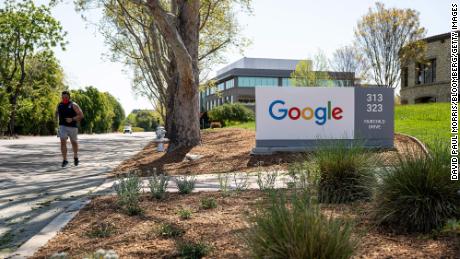 O Google e o Facebook exigirão vacinas para os funcionários que retornam ao escritório