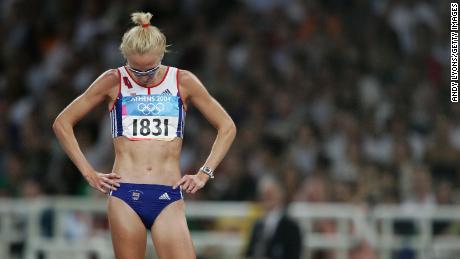 Paula Radcliffe parece deprimida depois de se aposentar da corrida feminina de 10.000 metros nos Jogos Olímpicos de Atenas em 2004.