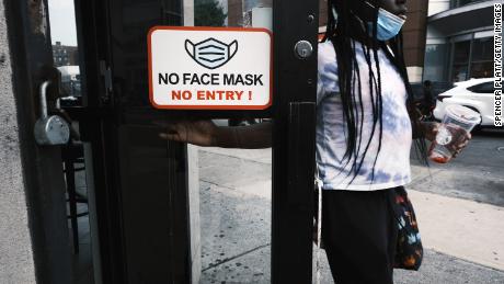 Governadores e conselhos escolares locais estão renovando a luta pelo mandato da máscara seguindo as últimas diretrizes do CDC