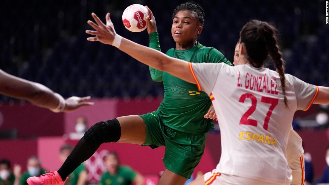 Brazil&#39;s Bruna de Paula is defended by  Spain&#39;s Lara González Ortega during a preliminary round handball match on July 29.