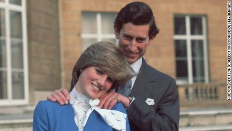 Diana e Charles posam no Palácio de Buckingham depois que seu noivado foi anunciado em 24 de fevereiro de 1981.