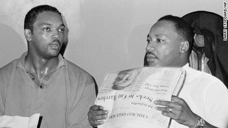 博士. マーティン・ルーサー・キング・ジュニア。, 正しい, and his aide, 改訂. ジェシージャクソン, シカゴで, 8月に 19, 1966.
