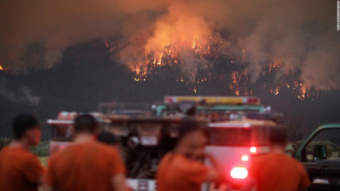 The Dixie Fire burns near Taylorsville, 加利福尼亚州, 在七月 29.