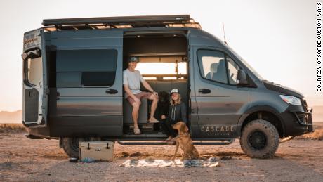 Bryan Walker e Alexa Owens fundaram a Cascade Custom Vans pouco antes da pandemia.  Eles ainda têm sua própria van e usam seu tempo livre para viajar.