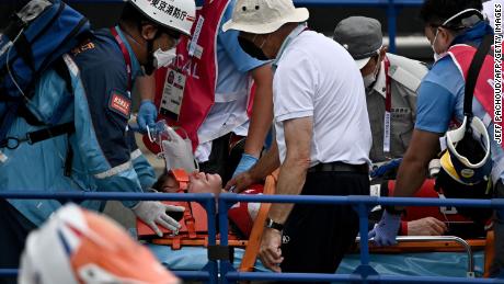 Fields recebe tratamento médico após um acidente na semifinal de BMX.