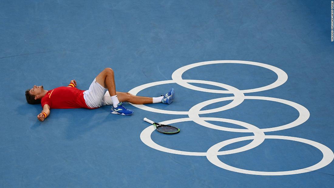 Spanish tennis player Pablo Carreño Busta celebrates after he defeated Serbia&#39;s Novak Djokovic to win bronze on July 31.