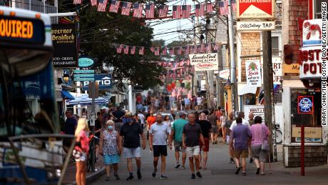As pessoas caminham pela rua comercial em Provincetown na terça-feira, 20 de julho.