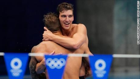 Caeleb Dressel e Zach Apple comemoram sua vitória na final de 4x100m de domingo com o medley masculino